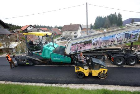 ASFALTIRANJE CESTE SKOZI SELŠČEK 05 FOTO LJUBO VUKELIČ